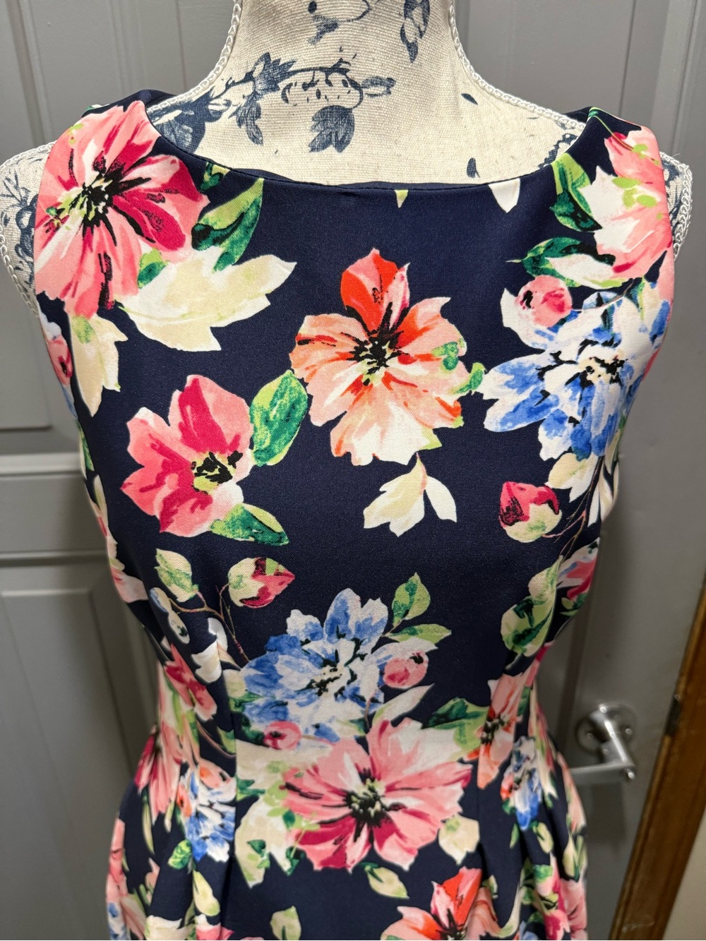 Vince Camuto (8) Floral Fit & Flare Dress in Navy with Pink & Blue (pockets!) - Picture 2 of 11